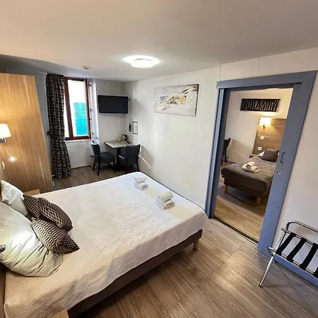 Du Cheval Blanc Hotel 2*