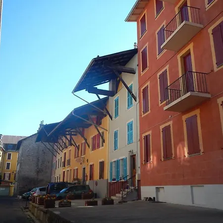 Du Cheval Blanc Hotel 2*